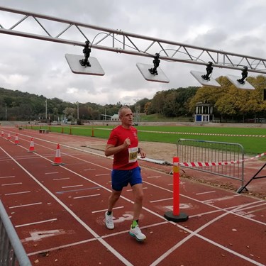 Roger Jarl går i mål på Göteborg Marathon